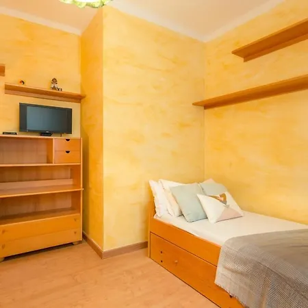 Comfortable 3bed With Amazing Views Over Apartment *
